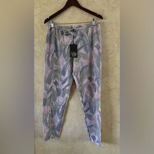 Chaser Floral Patterned Pants(Waist 34” flat and has stretch
Rise 10”Inseam 28”)